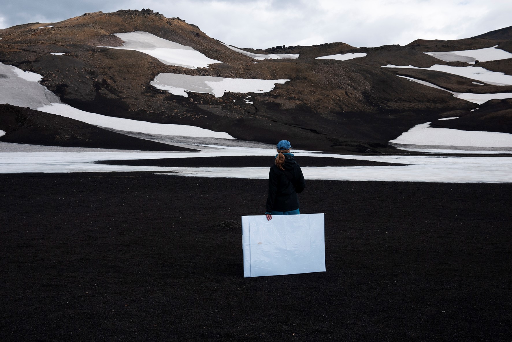 Kvinde foran gletsjer-landskab i Island