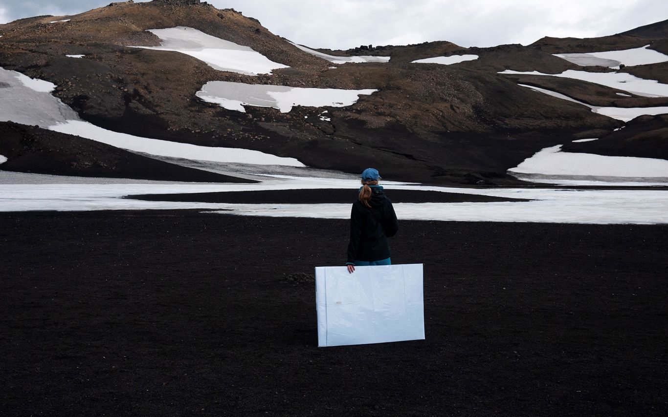Kvinde foran gletsjer-landskab i Island