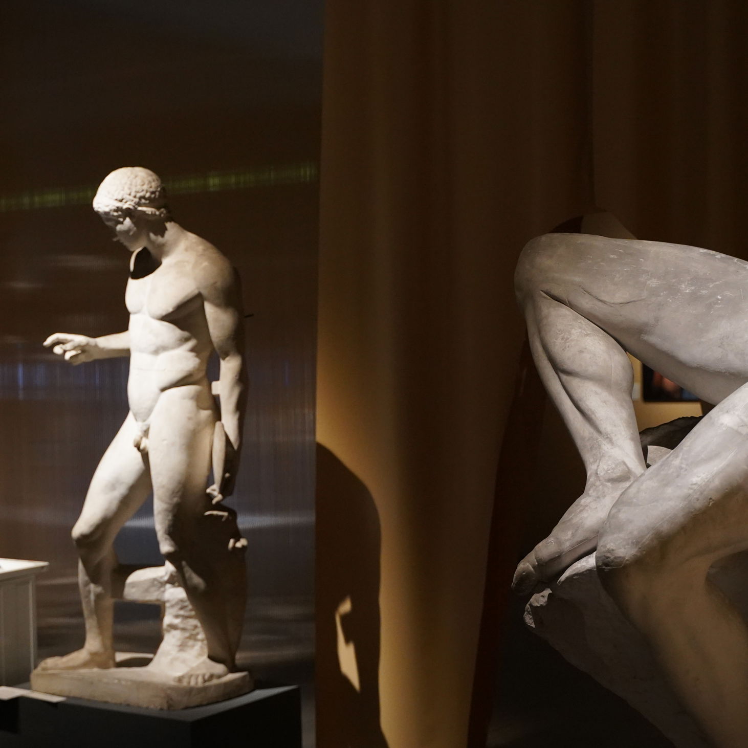 Gipsskulpturer i udstillingen Kropumulig Kroputrolig