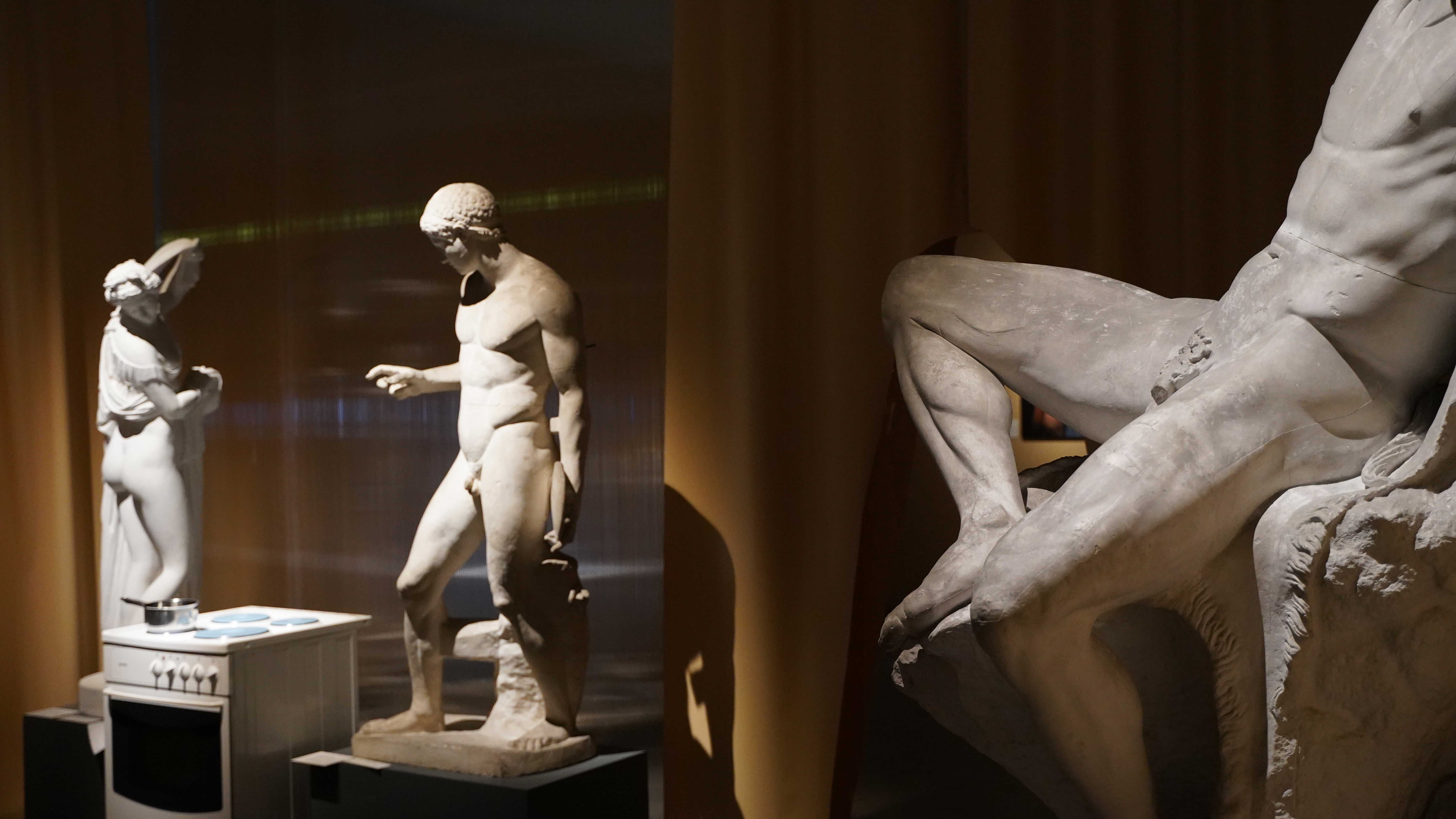 Gipsskulpturer i udstillingen Kropumulig Kroputrolig