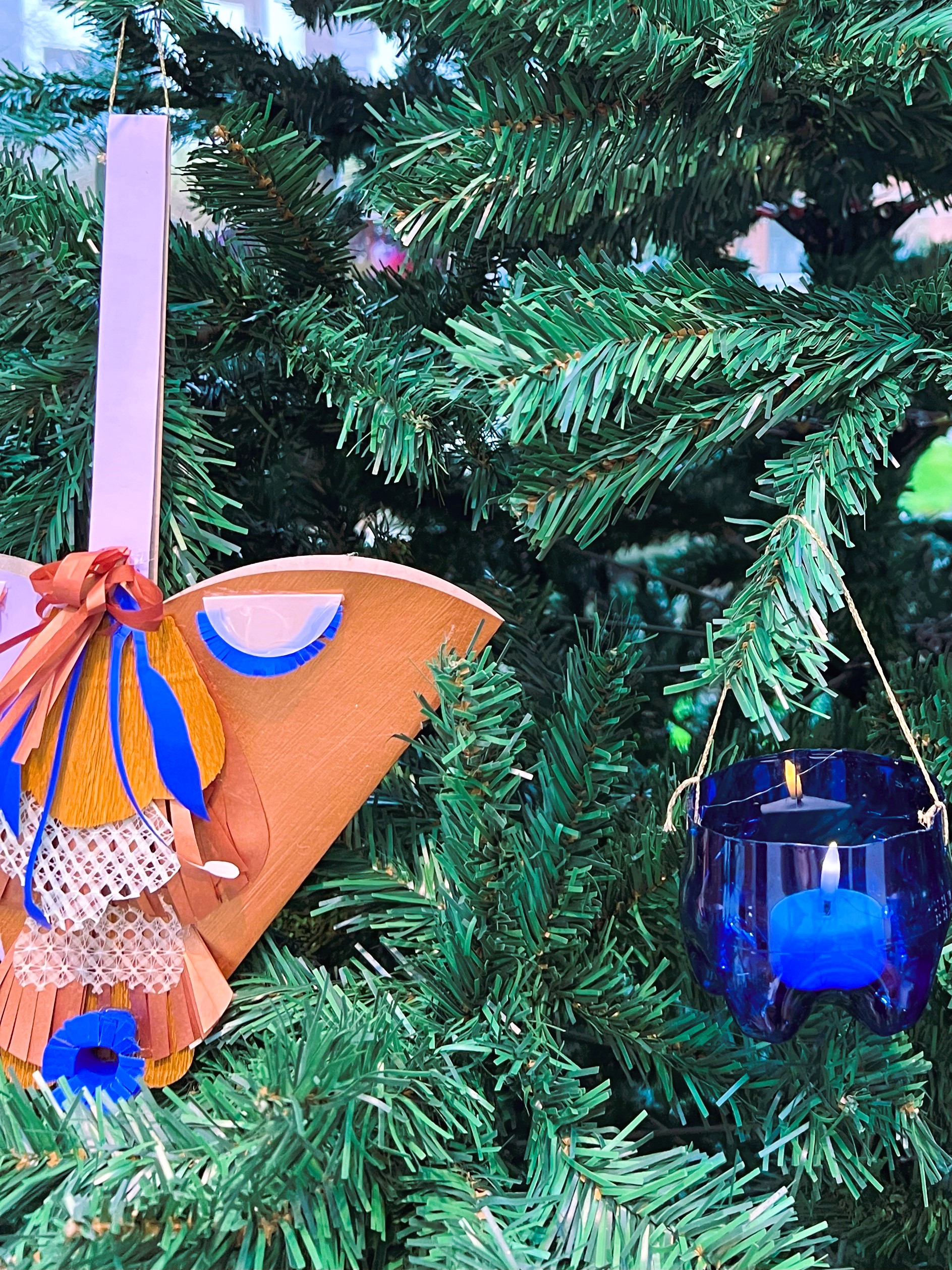 Kunstnerisk julehjerte på grantræ