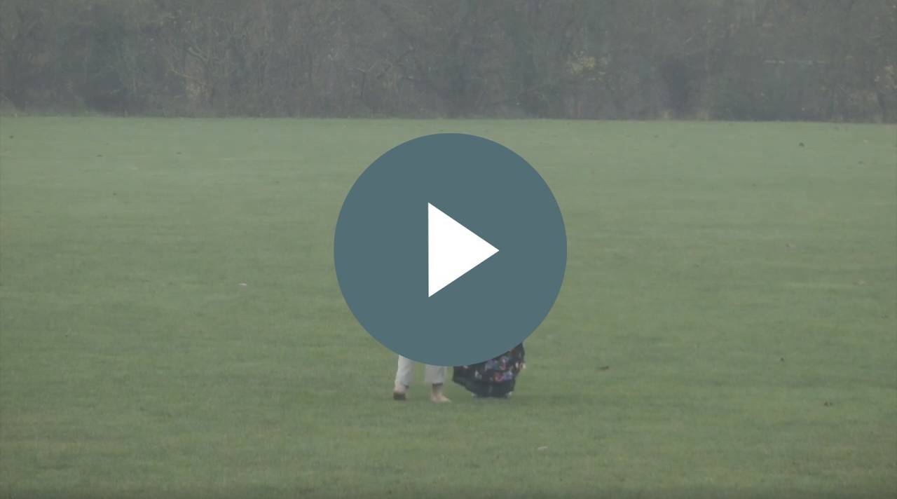 Jakob Søndergaard & Rosa Sennels, Changing room, performance og videodokumentation, Munkensdam Gymnasium.